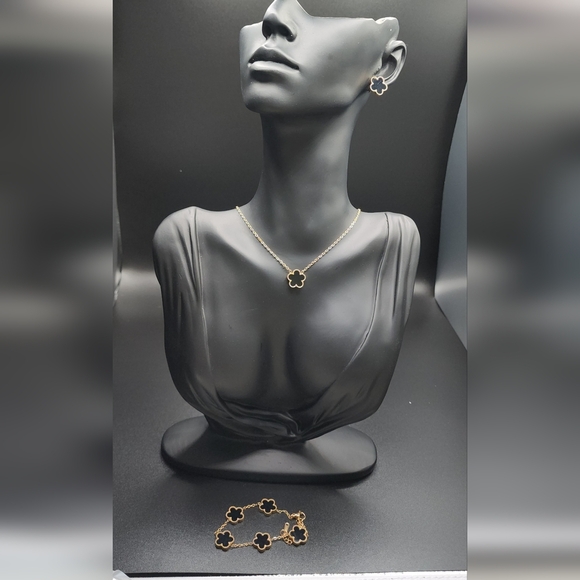 Elegant Gold and Black Flower Pendant Necklace - Picture 7 of 8